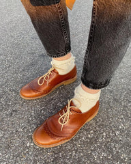 Kvinde iført hvide Ruffle Socks