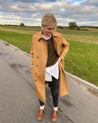 Kvinde iført hvide Ruffle Socks