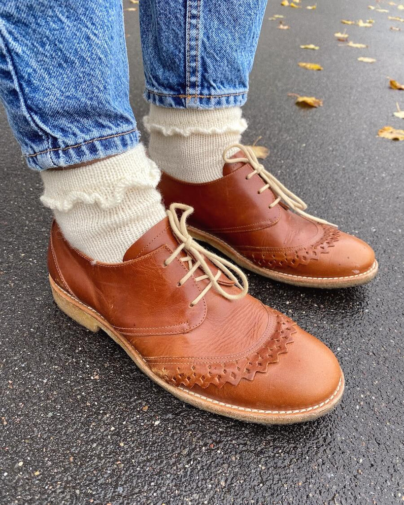 Kvinde iført hvide Ruffle Socks