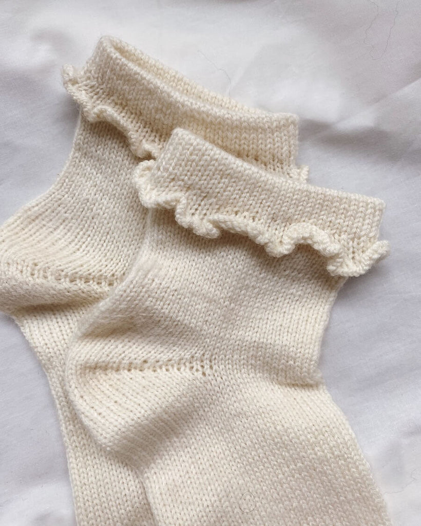 Detaljebillede af hvide Ruffle Socks