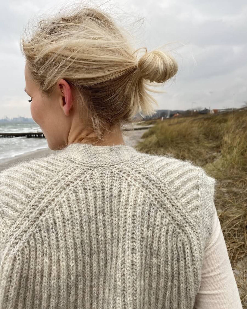 Kvinde iført lysegrå November Vest set bagfra