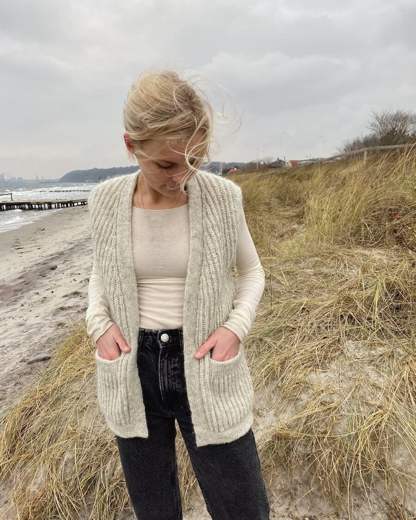 Kvinde iført lysegrå November Vest