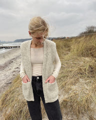 Kvinde iført lysegrå November Vest