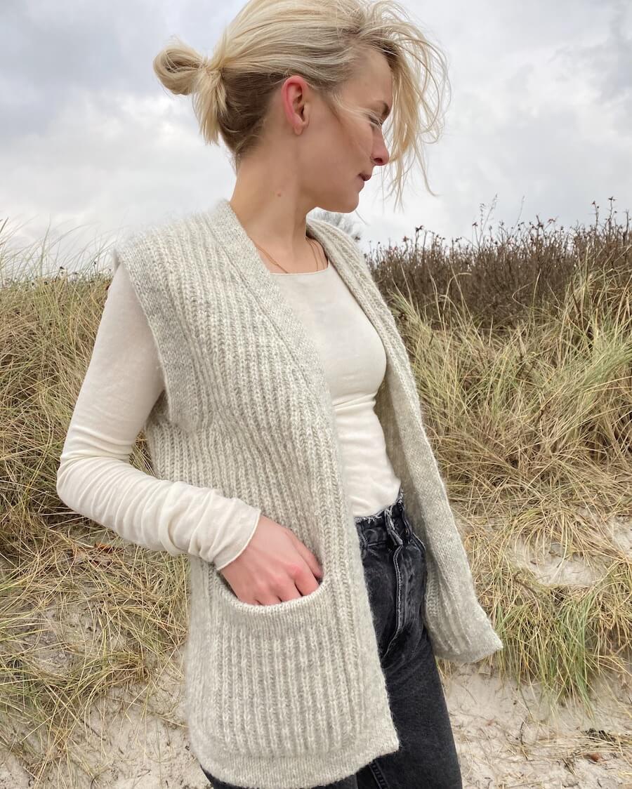 Kvinde iført lysegrå November Vest