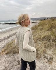 Kvinde iført lysegrå November Vest