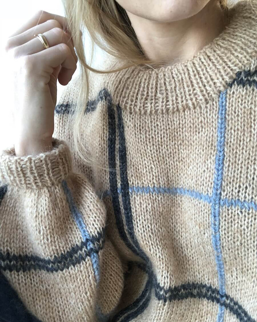 Closeup af kvinde iført beige Scotty Sweater