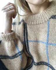 Closeup af kvinde iført beige Scotty Sweater