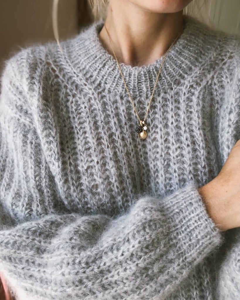 Kvinde iført lysegrå September Sweater