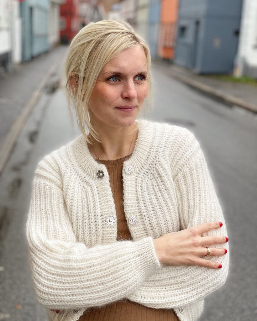 Kvinde iført hvid September Jakke