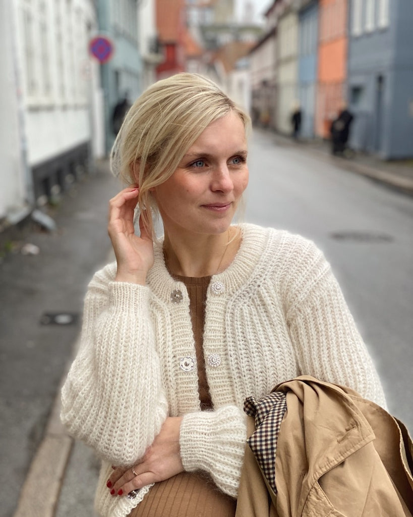 Kvinde iført hvid September Jakke