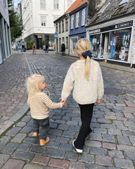 Pige iført multifarvet September Sweater Junior