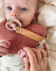 Baby med lyserød Sigges Savlesmæk