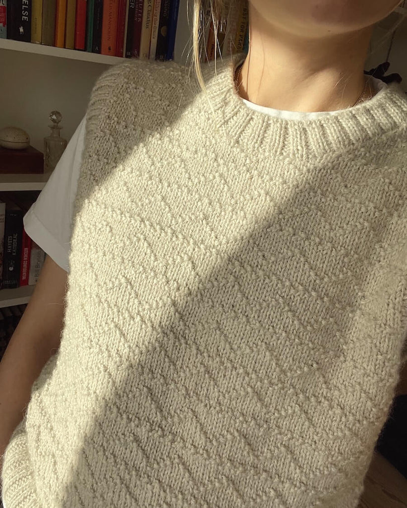 Kvinde iført lysegrå Sille Slipover