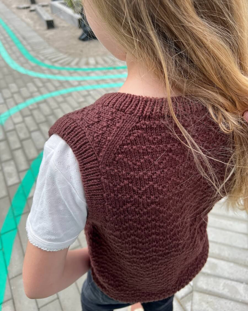 Pige iført brun Sille Slipover Junior set bagfra