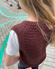 Pige iført brun Sille Slipover Junior set bagfra