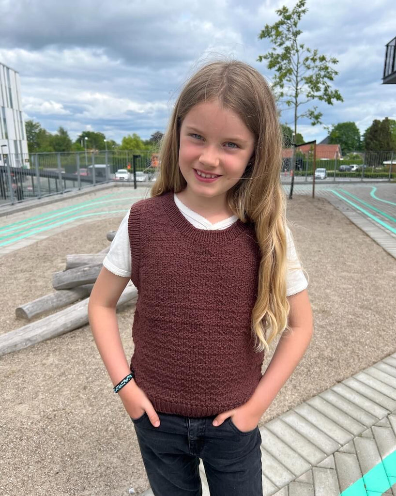 Pige iført brun Sille Slipover Junior