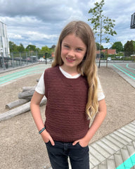 Pige iført brun Sille Slipover Junior