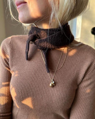 Kvinde med brunt Sophie Scarf