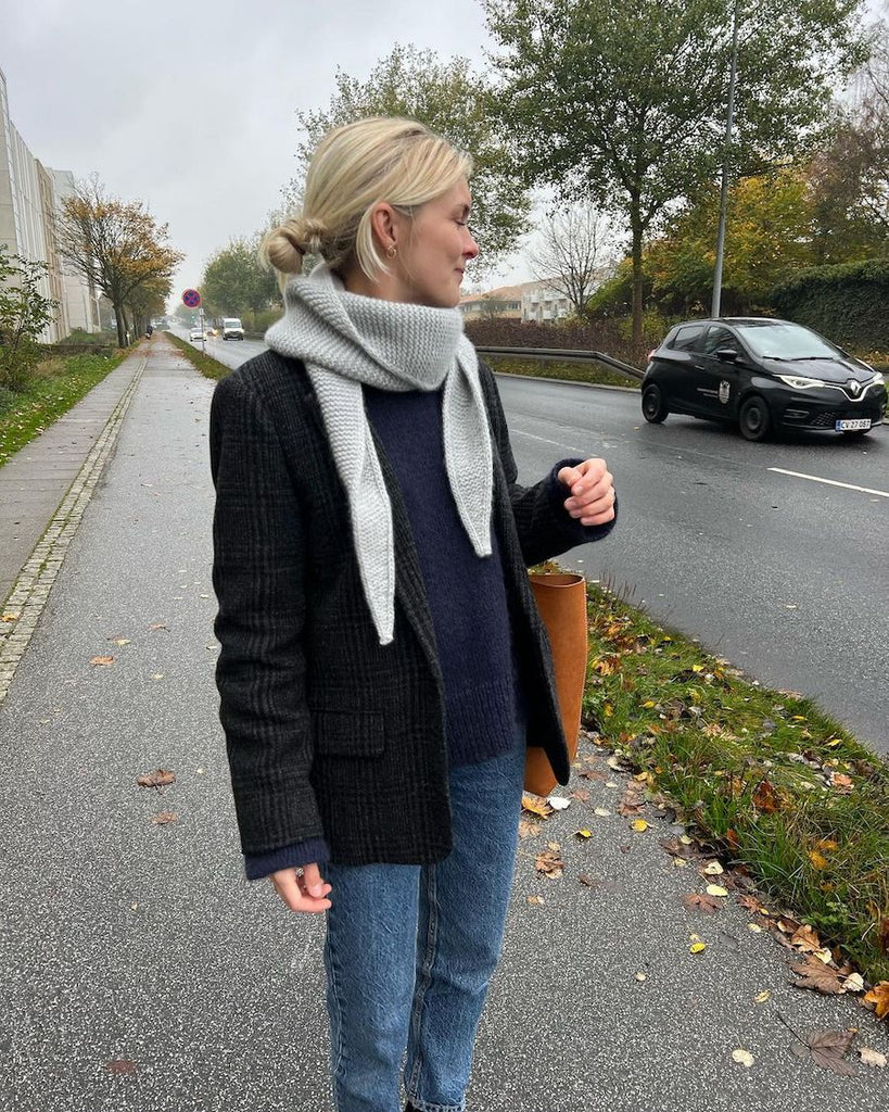 Kvinde med lysegråt Sophie Shawl