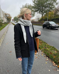 Kvinde med lysegråt Sophie Shawl
