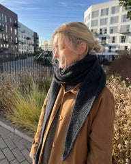 Kvinde med mørkegråt Sophie Shawl