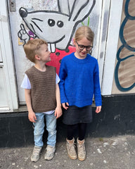 Pige iført blå Stockholm Sweater Junior