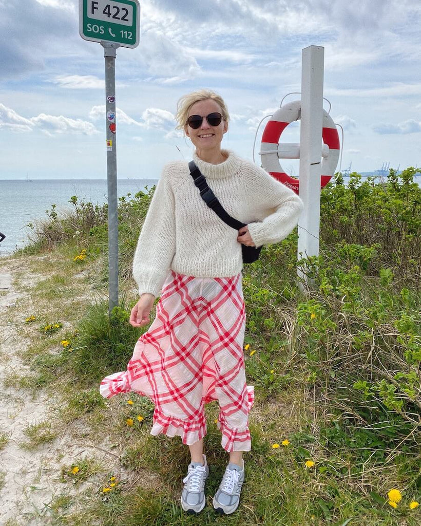 Kvinde iført hvid Louisiana Sweater