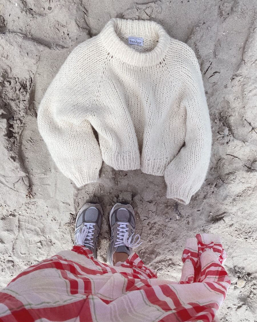 Liggebillede af hvid Louisiana Sweater