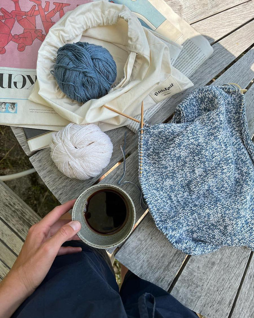 Knitter's string bag i natur på bord