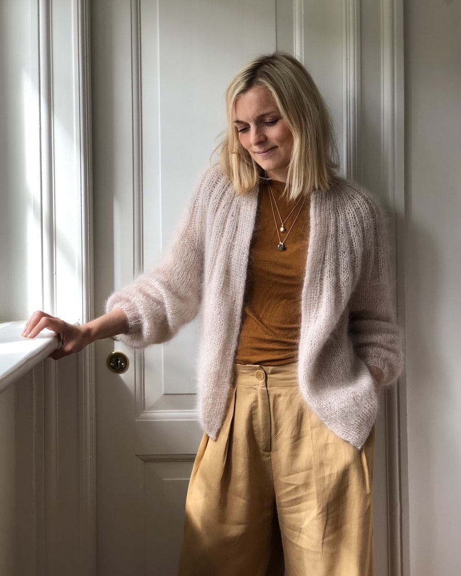 Kvinde iført hvid Sunday Cardigan – Mohair Edition