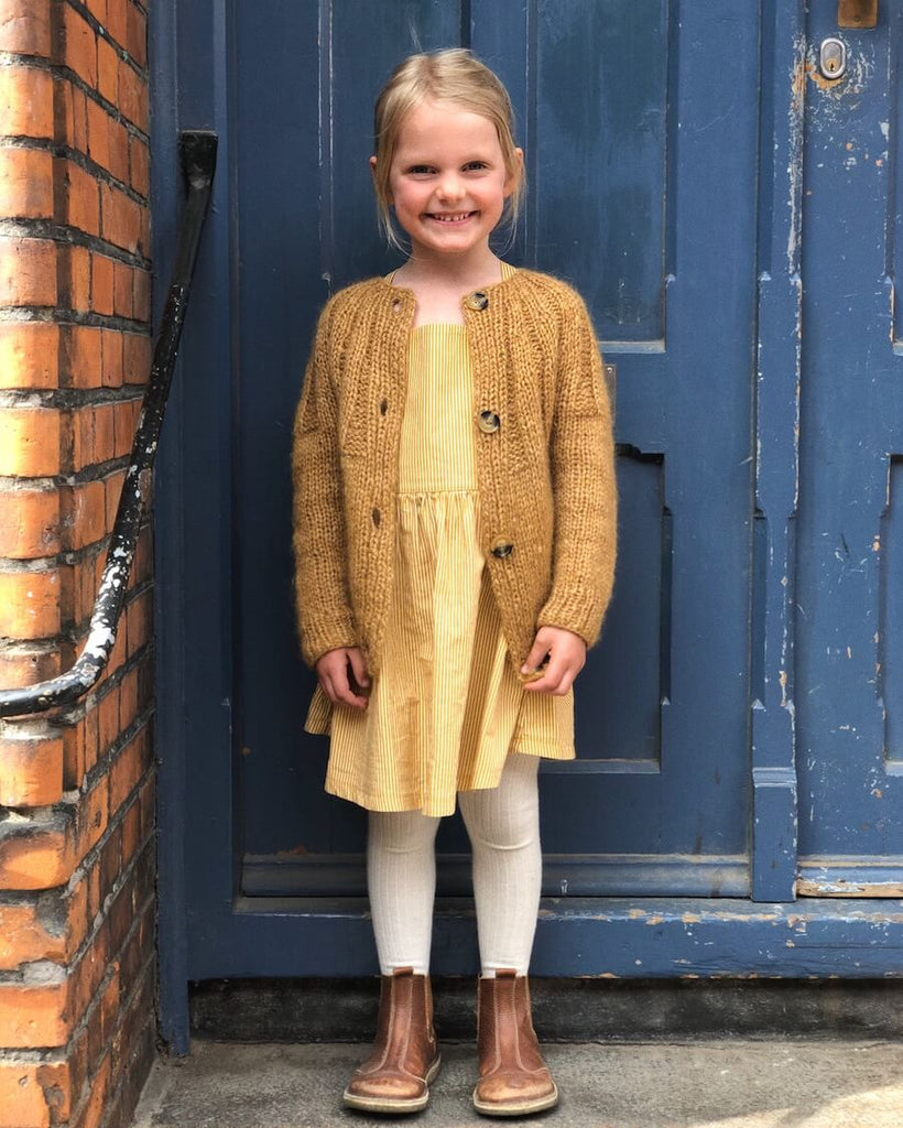 Pige iført okkerfarvet Sunday Cardigan Junior