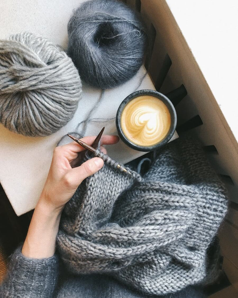 Kvinde der strikker på en grå Sunday Cardigan