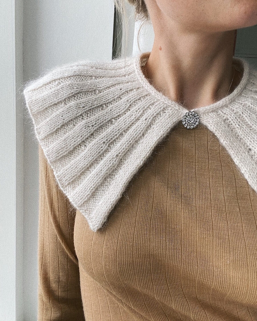 Closeup af kvinde iført hvid Sunday Collar