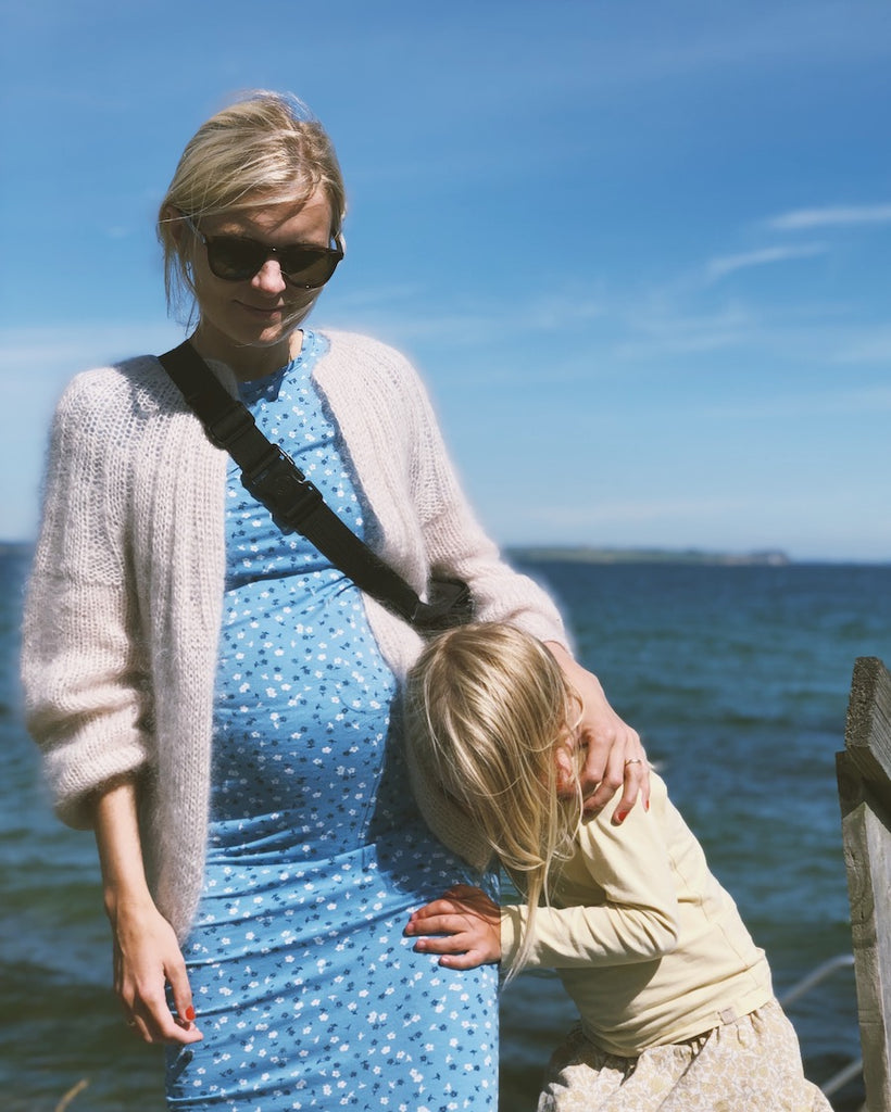 Kvinde iført hvid Sunday Cardigan – Mohair Edition