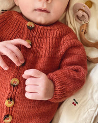 Closeup af barn i rød Ankers Heldragt