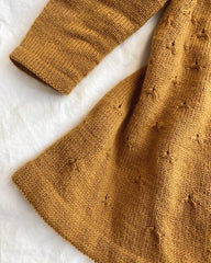 Detaljebillede af okkerfarvet Mælkebøttekjole