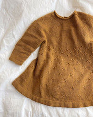 Liggebillede af okkerfarvet Mælkebøttekjole