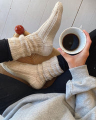 Closeup af fødder med hvide Sunday Socks