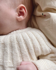 Barn iført hvid Haralds Trøje