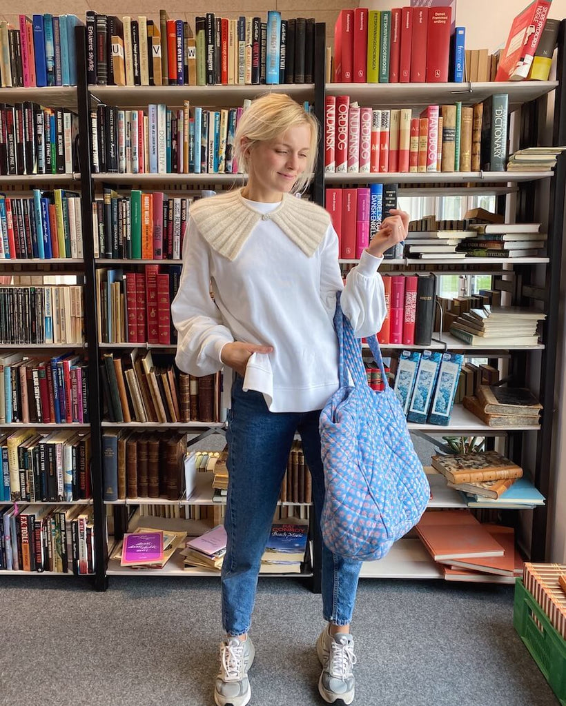 Kvinde iført hvid Sunday Collar