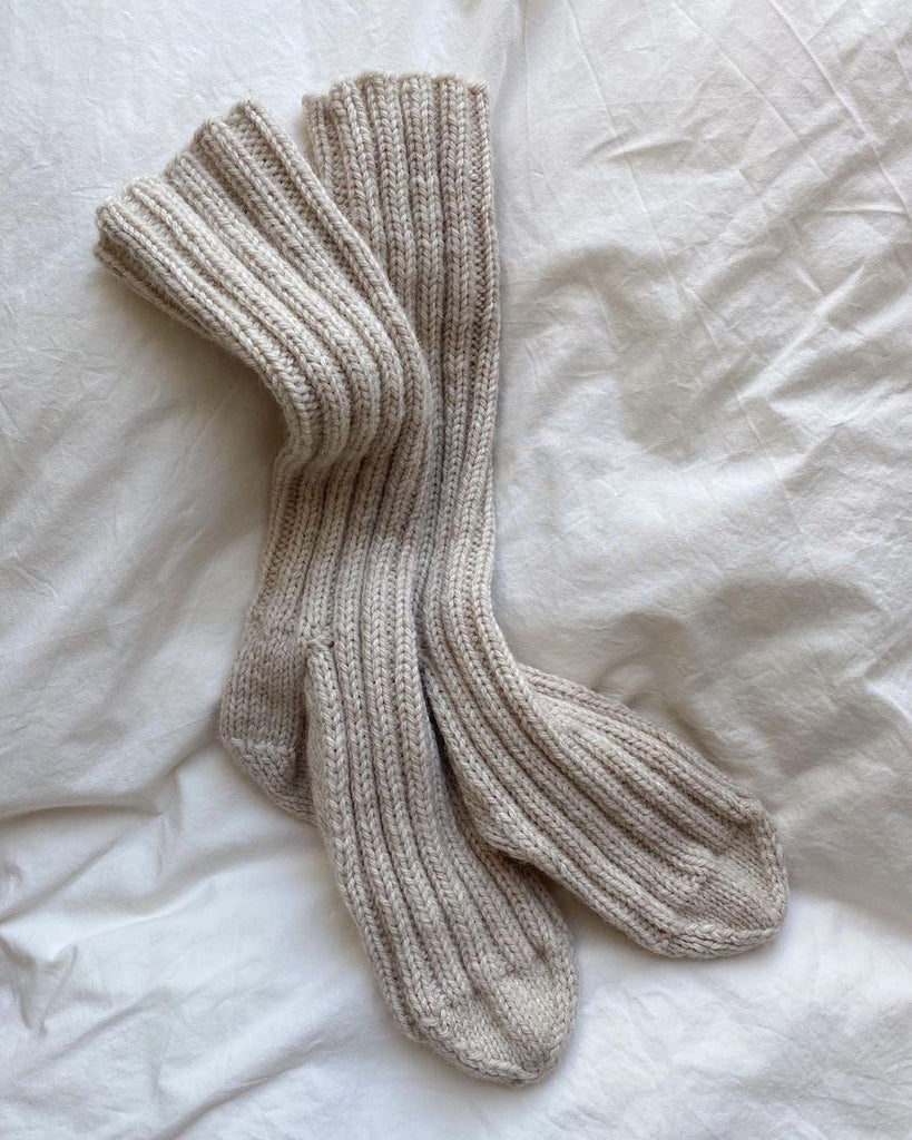 Hvide Sunday Socks på hvid dyne