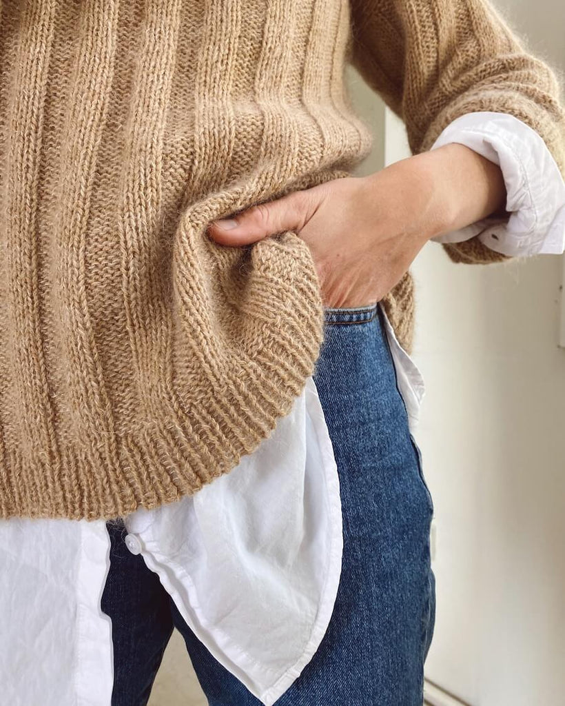 Detaljebillede af kvinde iført beige Striber På Langs Sweater