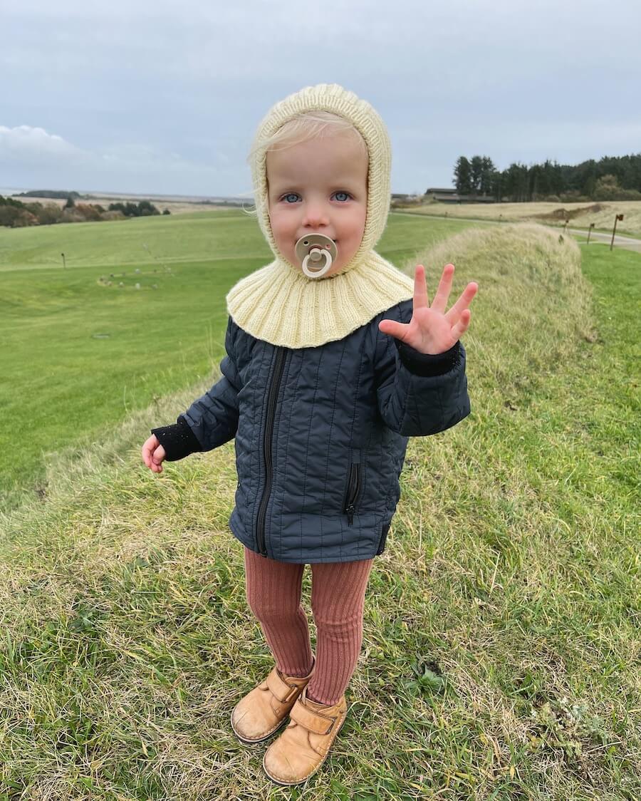 Barn iført gul Sunday Balaclava