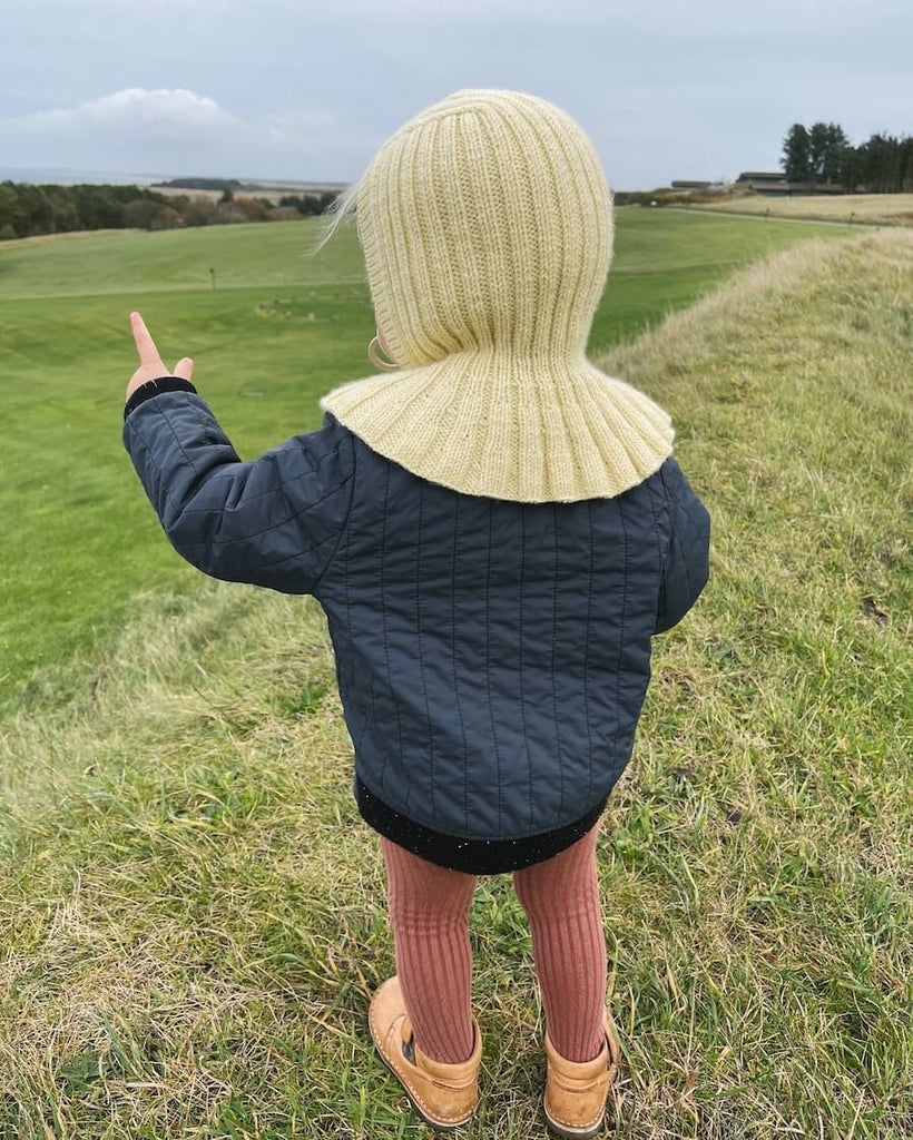 Barn iført gul Sunday Balaclava set bagfra
