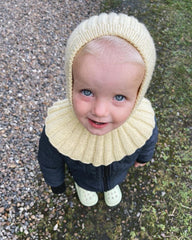 Barn iført gul Sunday Balaclava