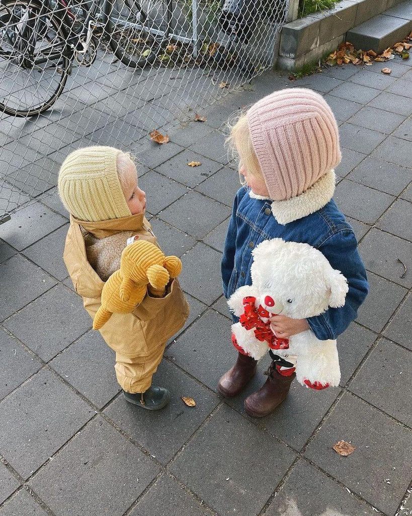 Børn iført henholdsvis gul og lyserød Sunday Balaclava