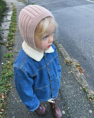 Barn iført lyserød Sunday Balaclava