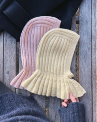 Liggebillede af gul og lyserød Sunday Balaclava