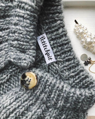 Detaljebillede af grå Sunday Cardigan