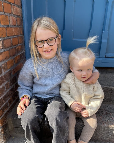 Pige iført lyseblå Sunday Sweater Junior